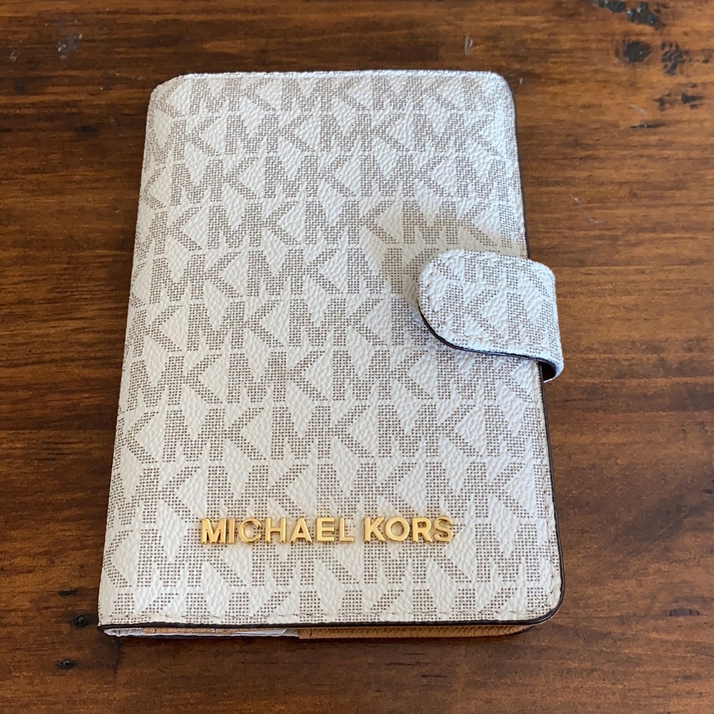 ✨MICHAEL KORS ✨ PASSPORT HOLDER